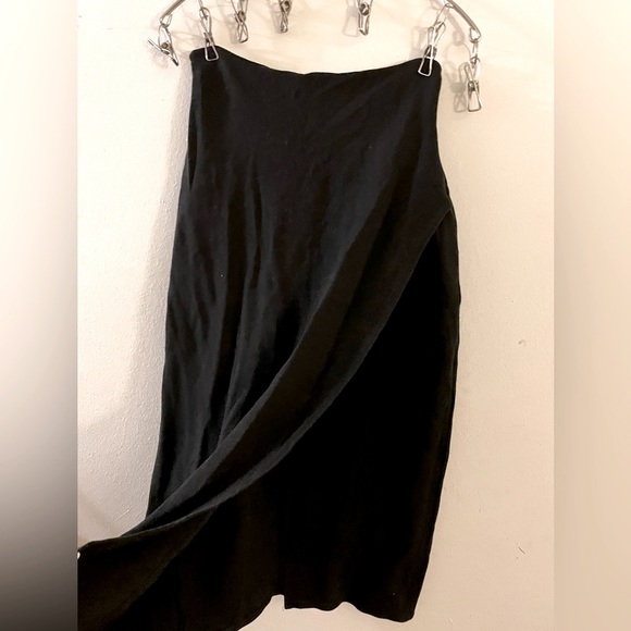 Shapely heavy knitwear black jersey skirt w a slit in the front - Picture 2 of 6